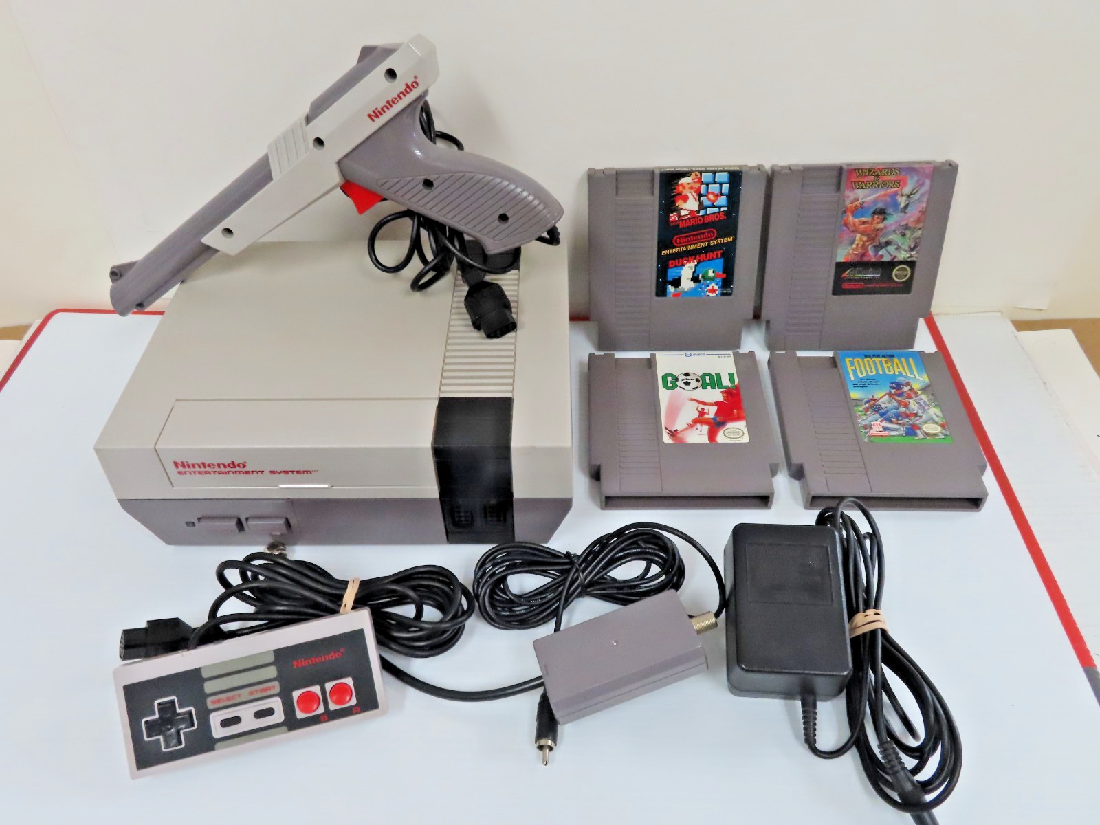 REGULAR NINTENDO SYSTEM CONSOLE COMPLETE ZAPPER + GAMES TESTED & WORKING NES-001