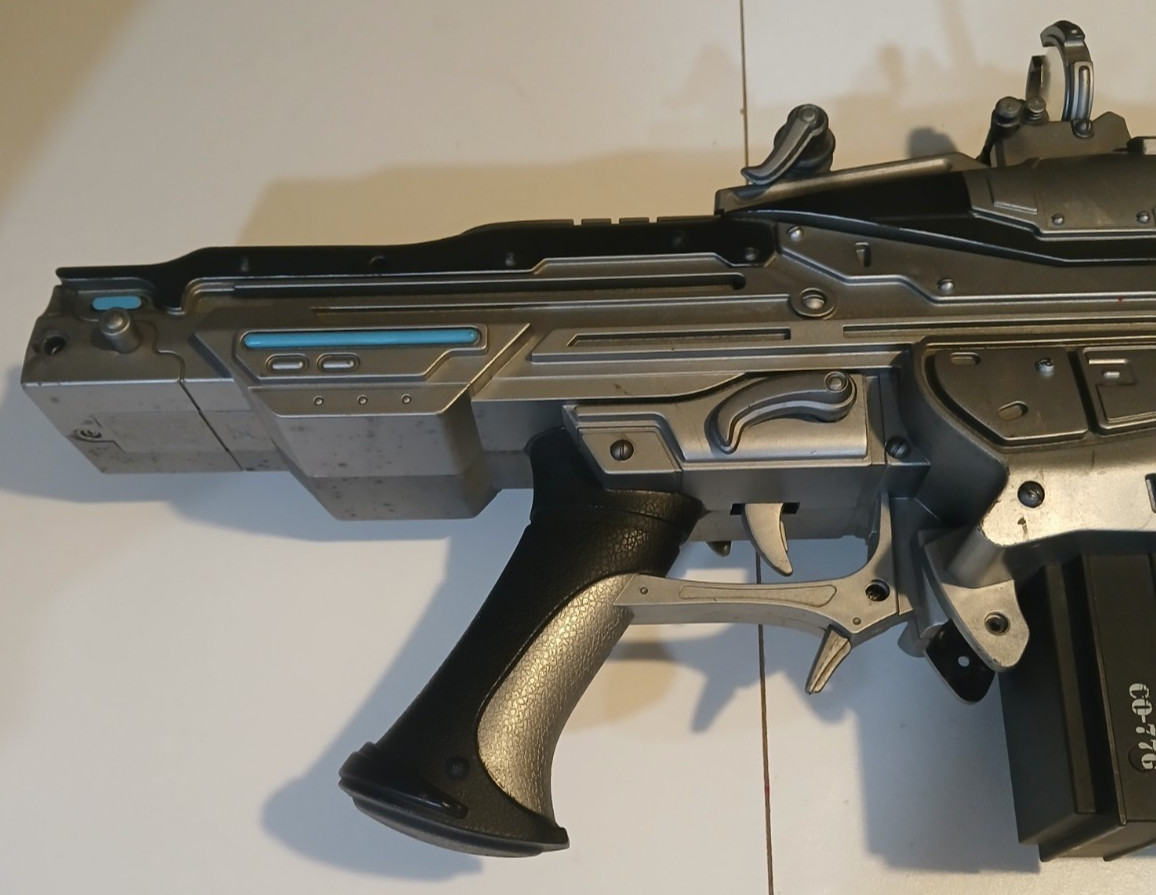 NECA Gears Of War Lancer Replica 2008 – Bloody Lancer – 36″ Full Size Prop