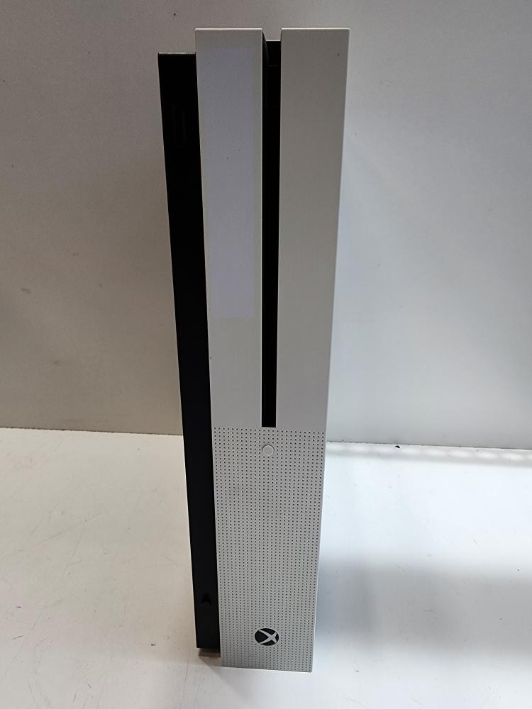 MICROSOFT XBOX ONE S POWERS ON BUT NO DISPLAY (P19019447)