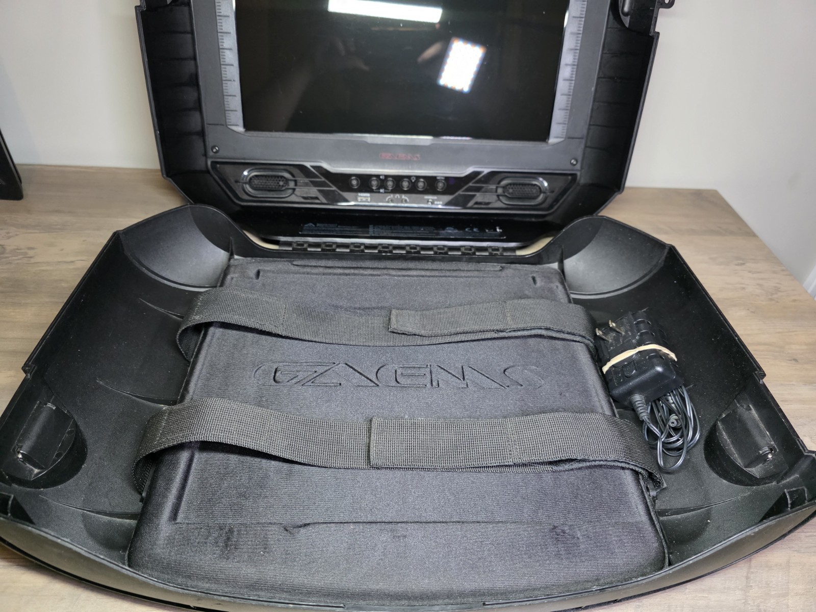 GAEMS G155 XHD Sentry Portable Gaming Monitor Case HDMI 15.5in PS4 Xbox One