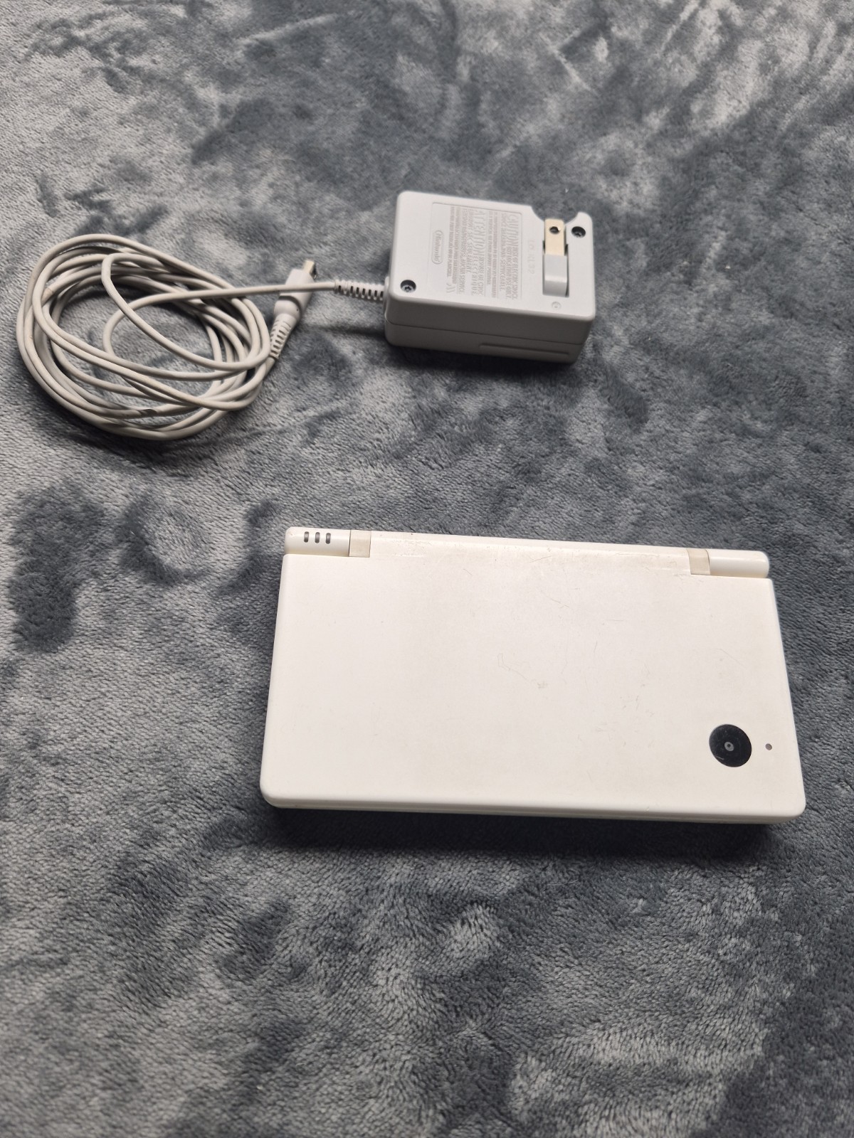 Nintendo DSi Console White w/ Charger & Mario & Luigi Game TESTED