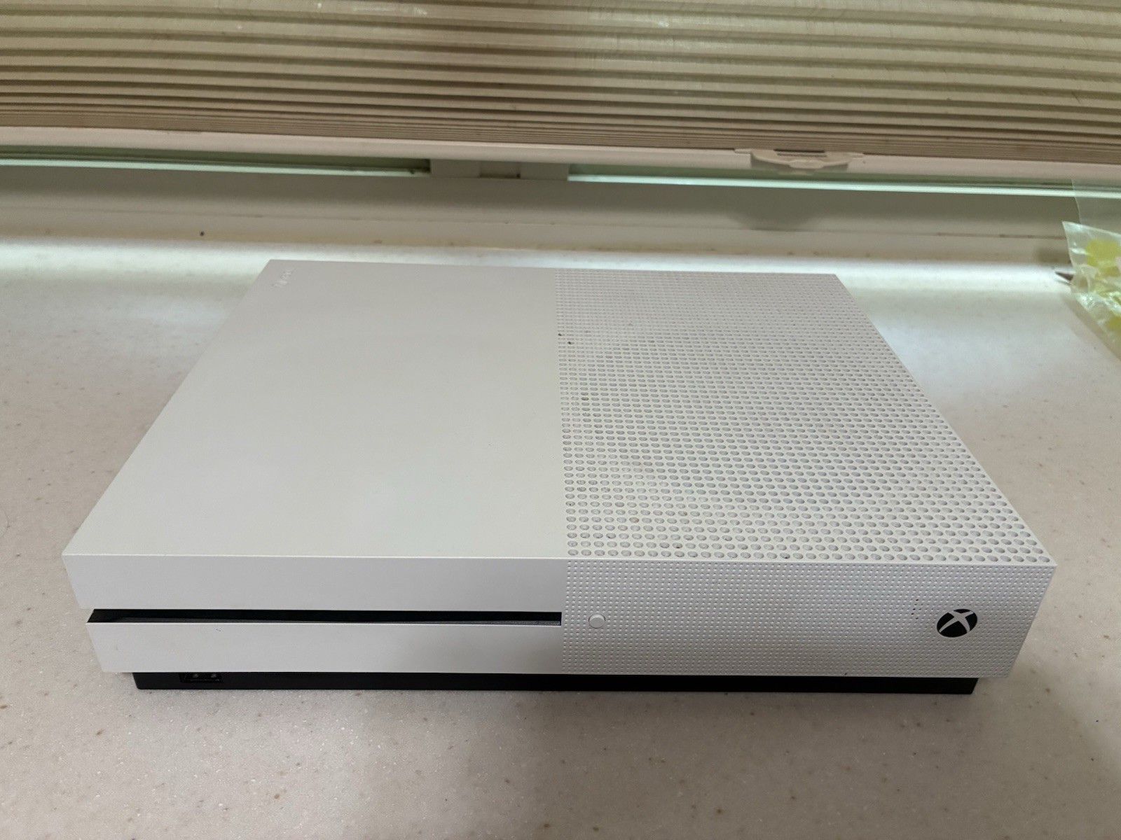 Xbox One S 1TB Console – White (XBS1TB) No Controller