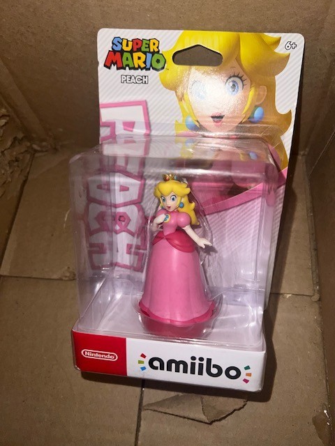 Super Mario Series Princess Peach Amiibo. Damaged packaging.