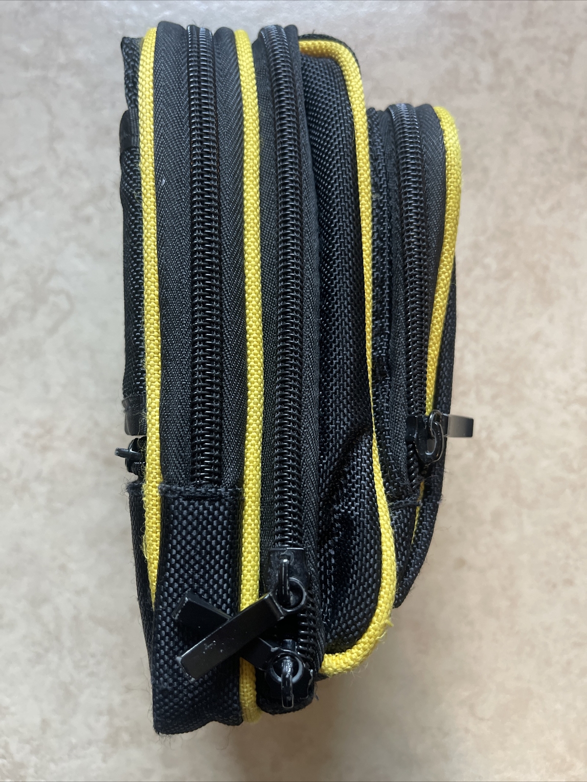 GAMESTOP SOFT CASE BLACK & Yellow GAMEBOY OR OTHERS