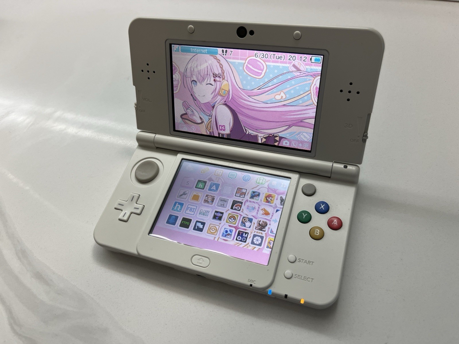 New Nintendo 3DS Special Edition White Region Free w/ Charger