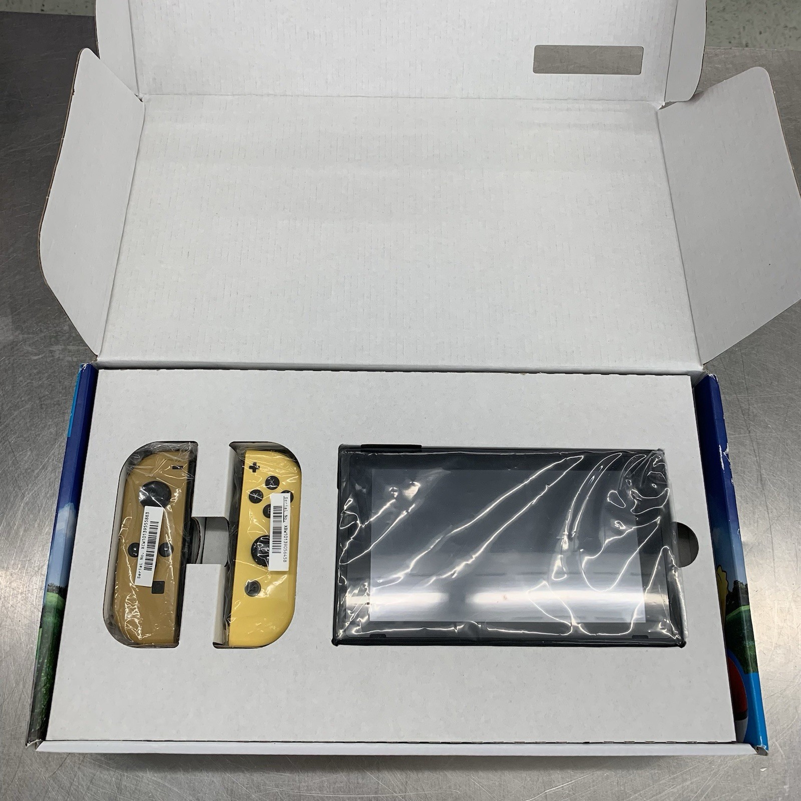 Nintendo Switch Pokémon Let’s Go Pikachu Edition in Box 32GB Console