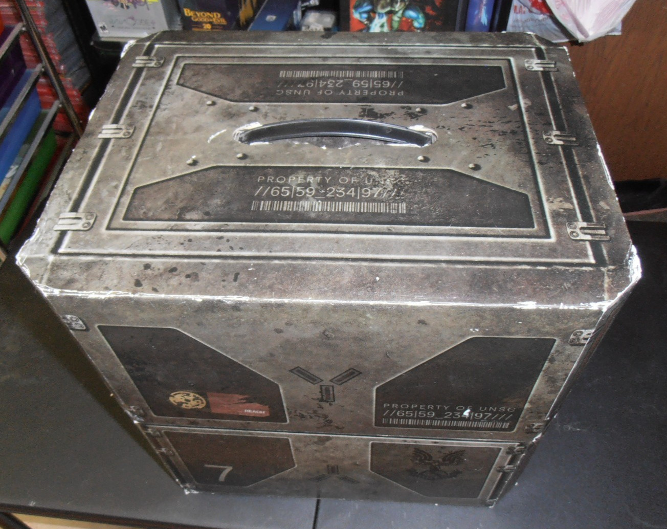 Halo Reach Legendary Edition (Microsoft Xbox 360) Missing some items.
