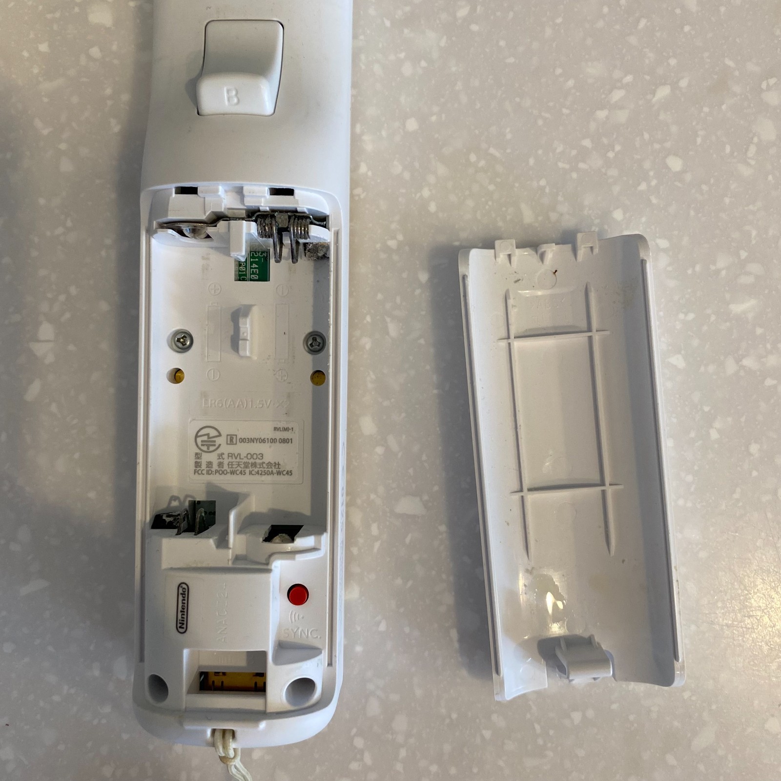 Nintendo Wii White motion plus Remote Controller With Slicone Skin Case