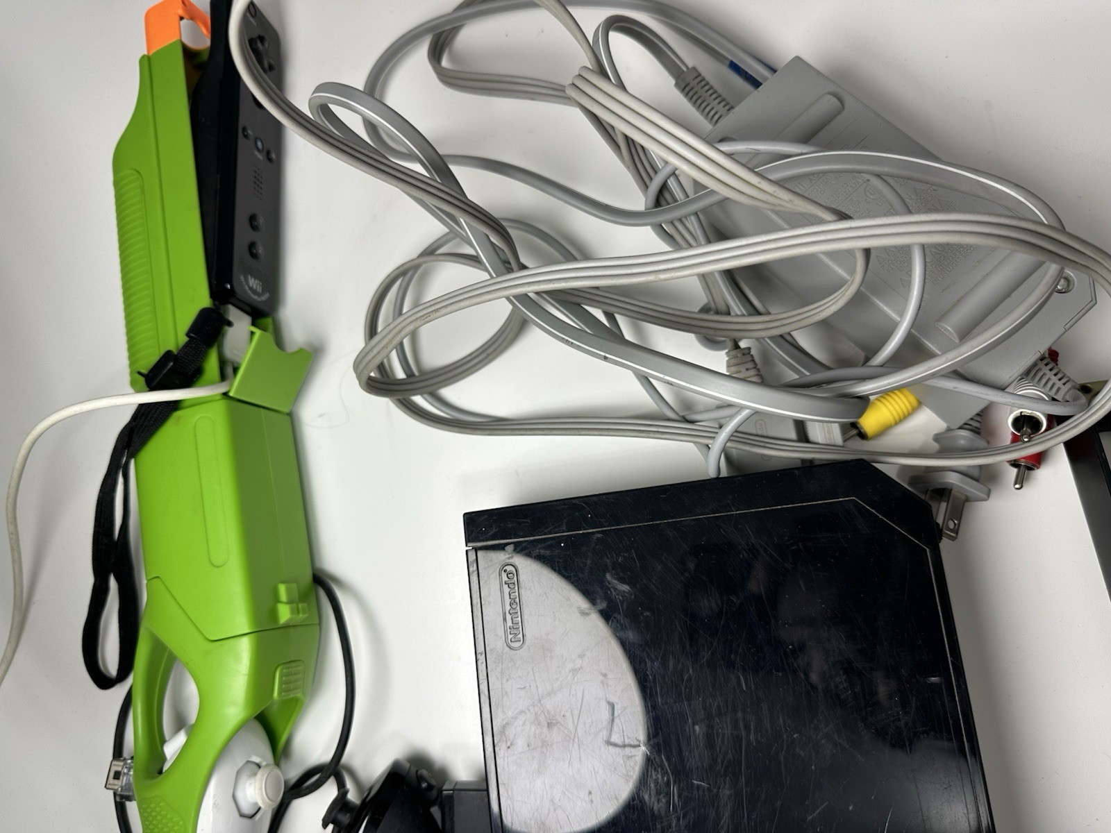 Nintendo Wii RVL-101 Black Console Bundle w/ Remote Nunchuk Sensor Bar Cables