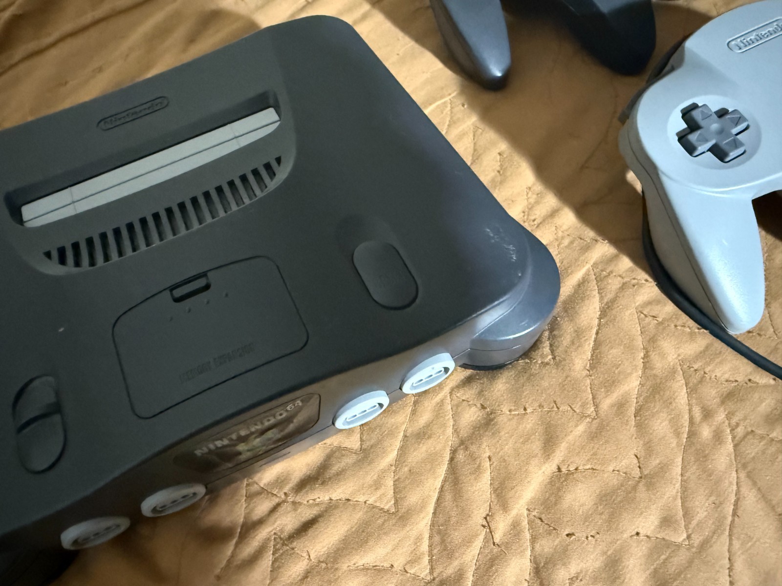 Nintendo 64 TESTED! WORKS! INCLUDES 2 OEM CONTROLLERS, MEMORY CARD AND FREE GAME