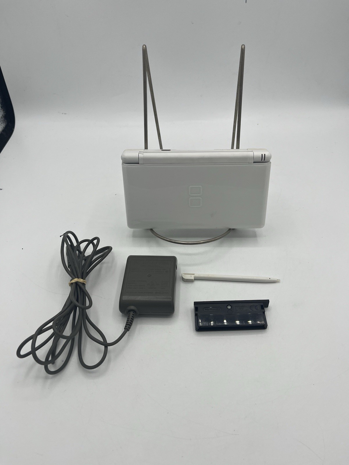 Nintendo DS Lite Handheld System USG-001 White + Stylist + charger Read Descrip