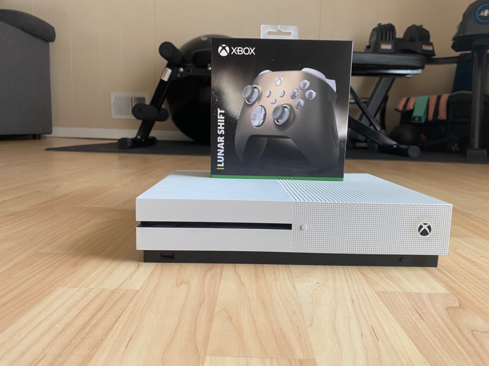 Microsoft Xbox One S 500GB Home Console – White BRAND NEW Gold Controller