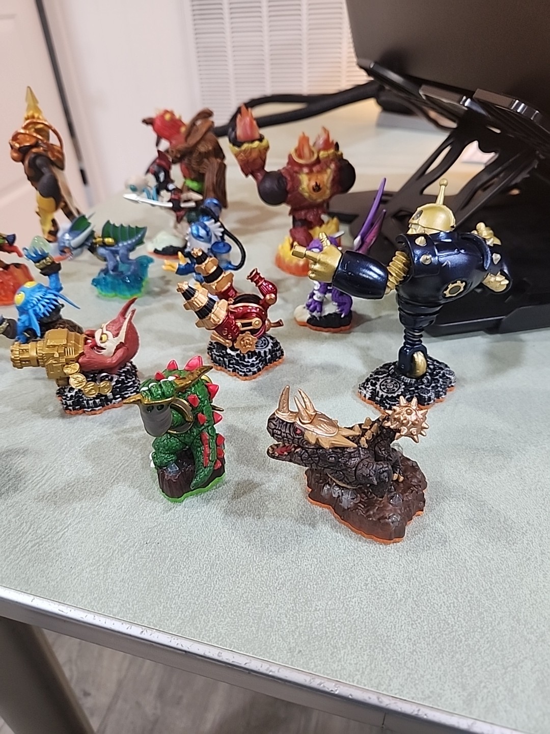 Activision Skylanders Giants Lot of 16 With Carrying Bag and Portal!