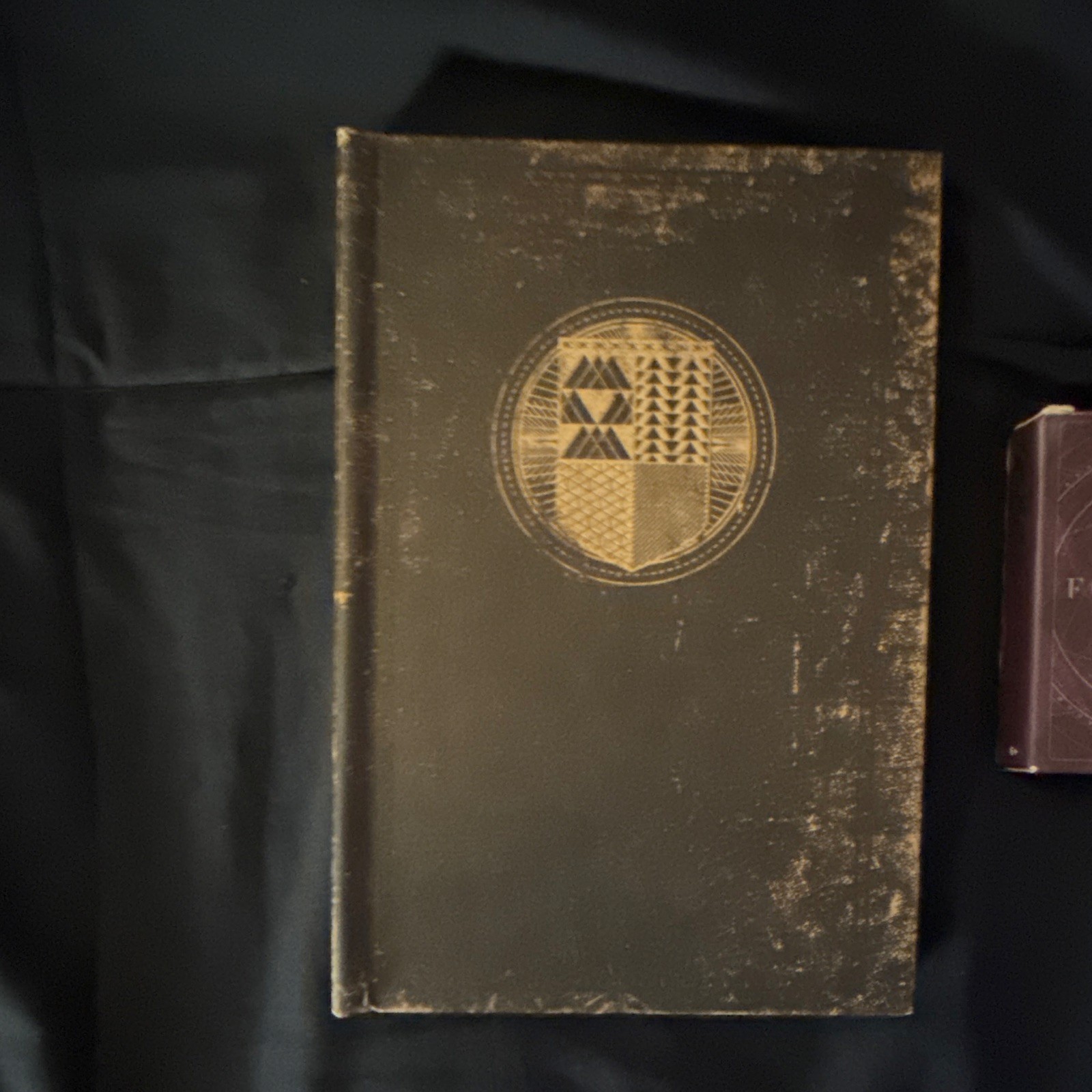 Bungie Destiny 2 Forsaken Collectible Set: Playing Cards, Deck Box, Booklet