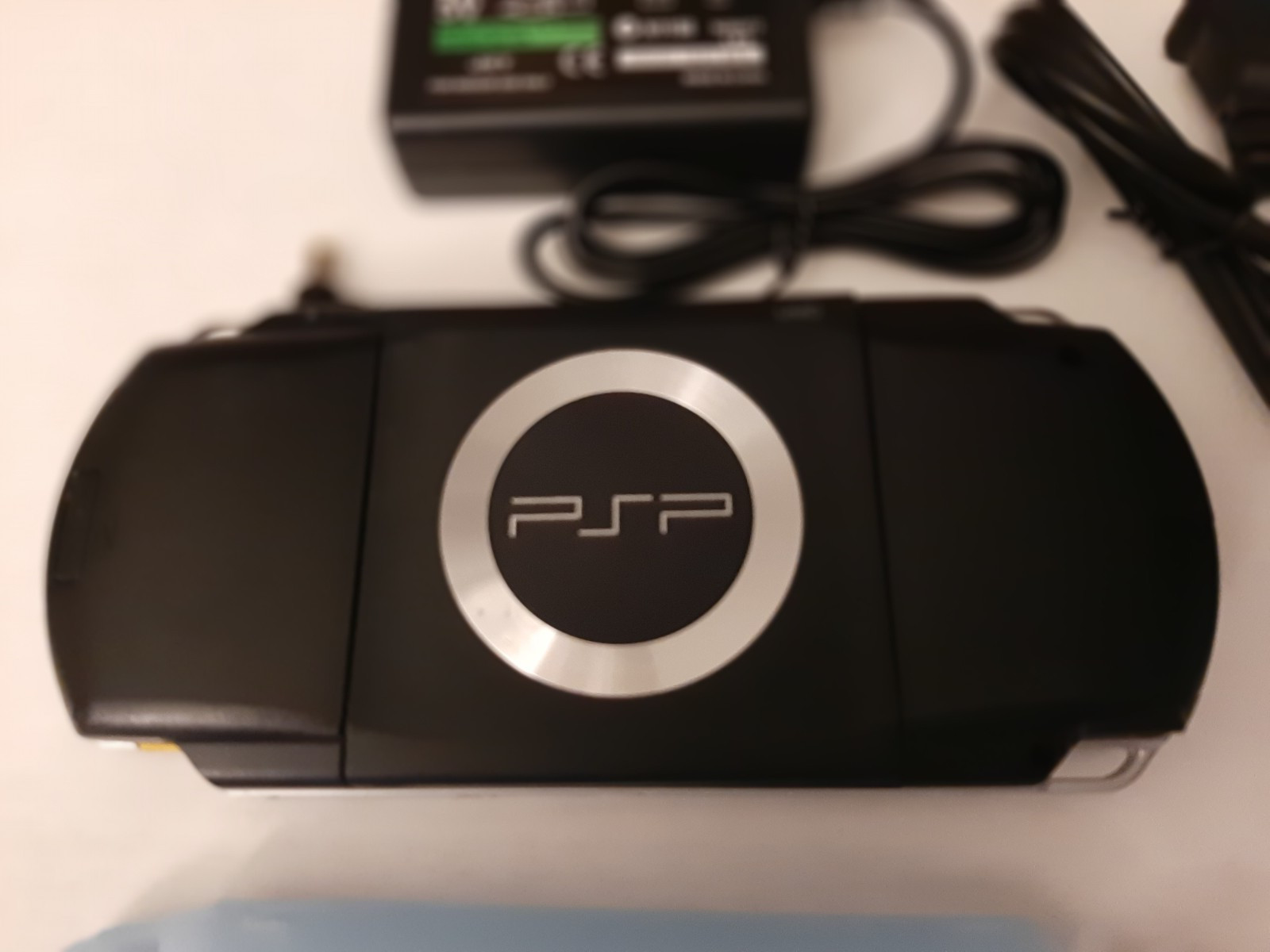 Sony PSP-1001 (ARK-4 CFW) 16 GB Console Bundle New Battery Read
