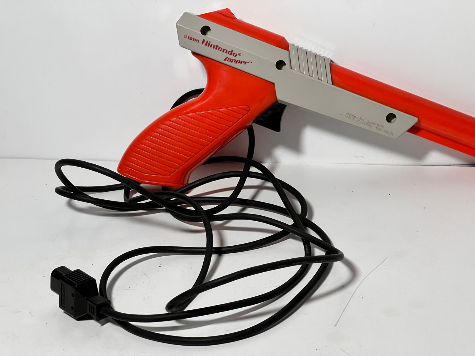 Nintendo NES-005 1985 Original OEM Zapper Light Gun Orange/Gray TESTED