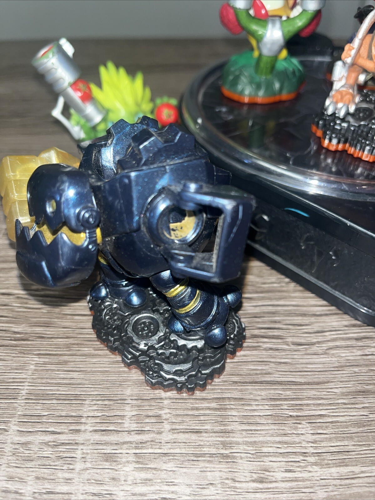 Skylanders 87131790 Mobile Wireless Portal -No controller- Lot Figures Trap Team