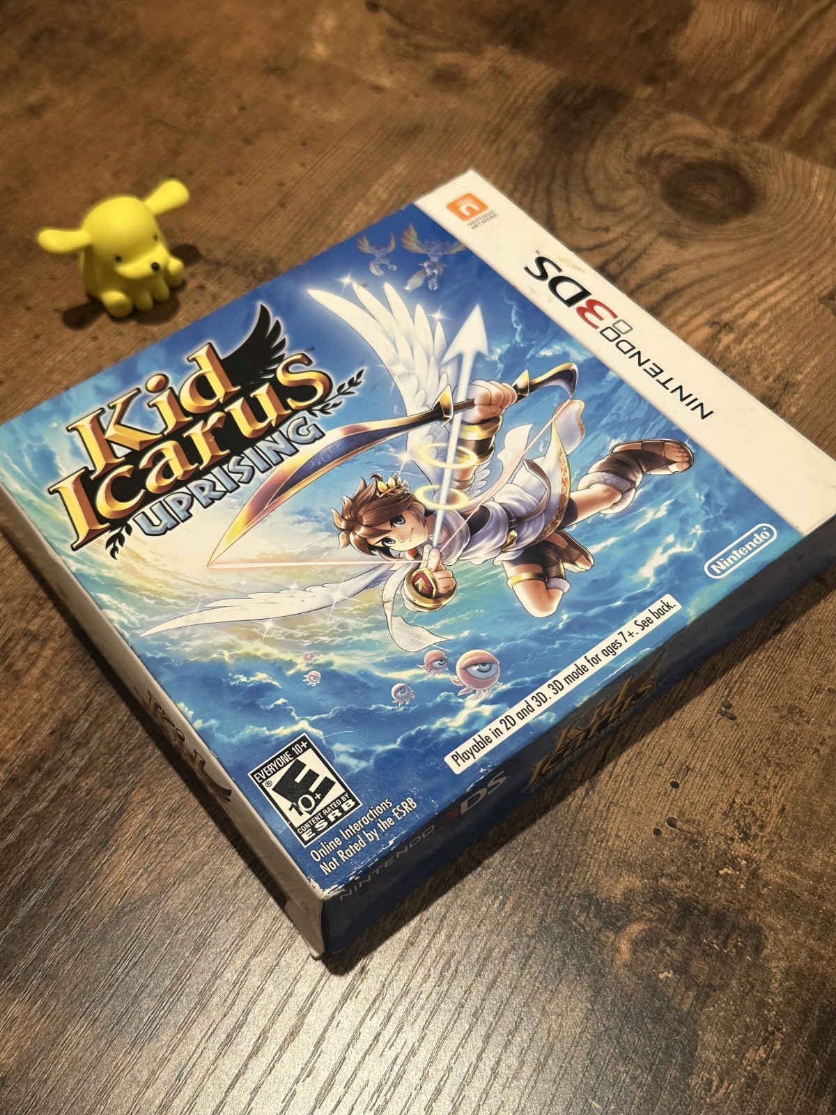 ♫ BIG BOX Kid Icarus: Uprising (Nintendo 3DS) (2012) CIB w/CARDS AND 3DS STAND!