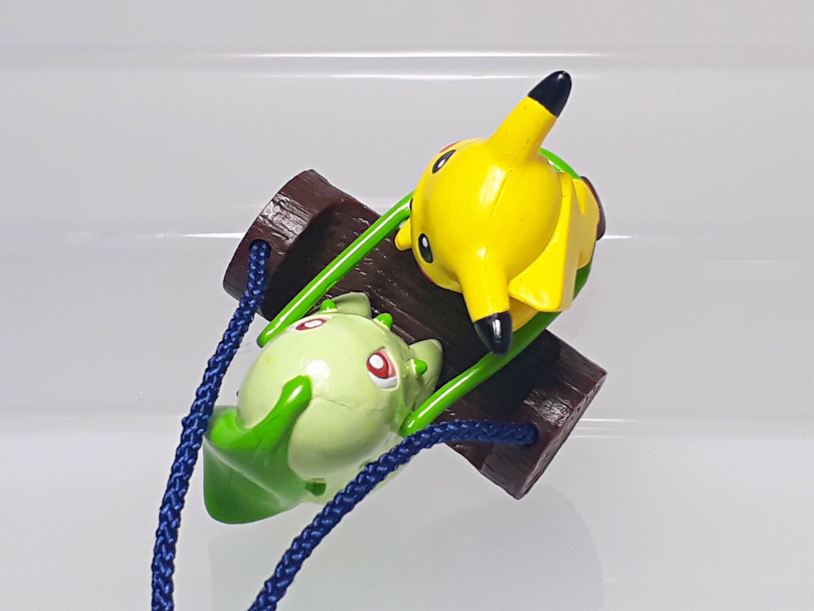 Chikorita Pikachu Pokemon Figure Swing Keychain Banpresto 2002 Japan Q06 1.8in