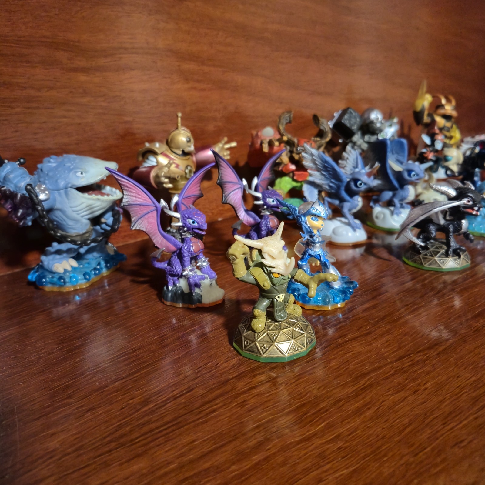 Skylander bulk Action Figurines x 22 includes rare Dark Spyro- *READ DESCRIPTION