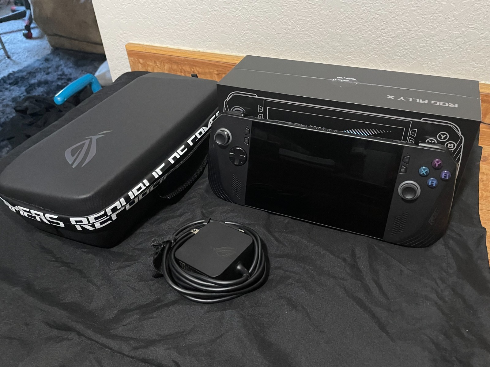 ASUS ROG Ally X 7″ AMD Ryzen Z1 Extreme 24GB RAM 1TB Black – See Description