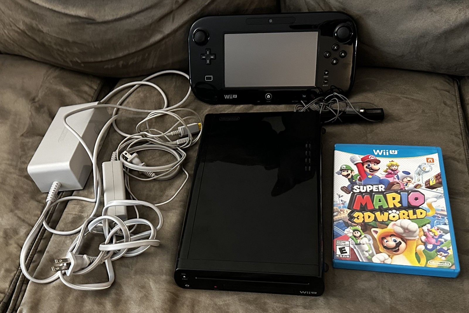 Nintendo Wii U Console Black 32GB WUP-101 w/Super Mario 3D World (Works Great)