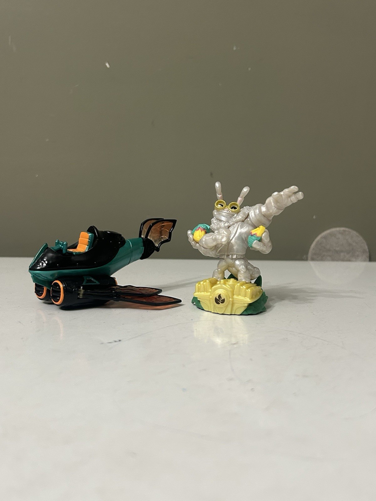 Skylanders Superchargers Buzz Wing Vehicle & Eggcited Thrillipede Figure