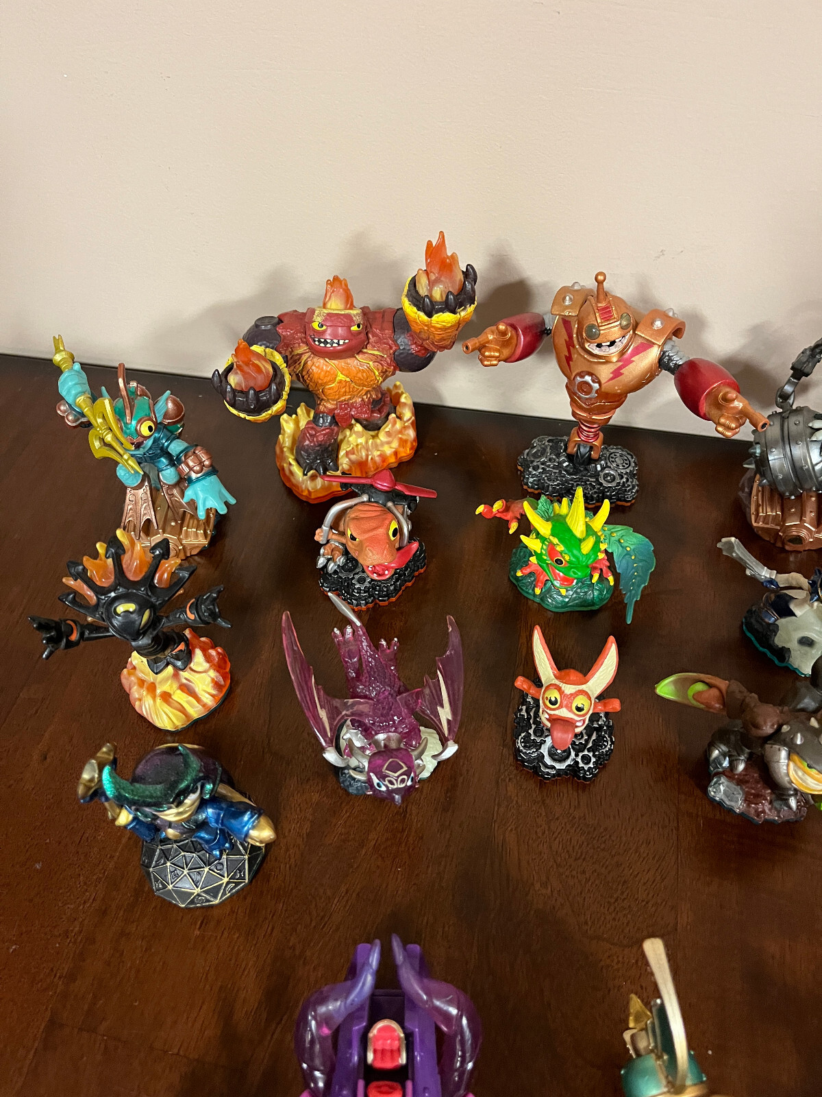 Skylanders Huge Mixed Lot Of – 24 figures, 7 Traps, 7 Vehicles & 1 trophy