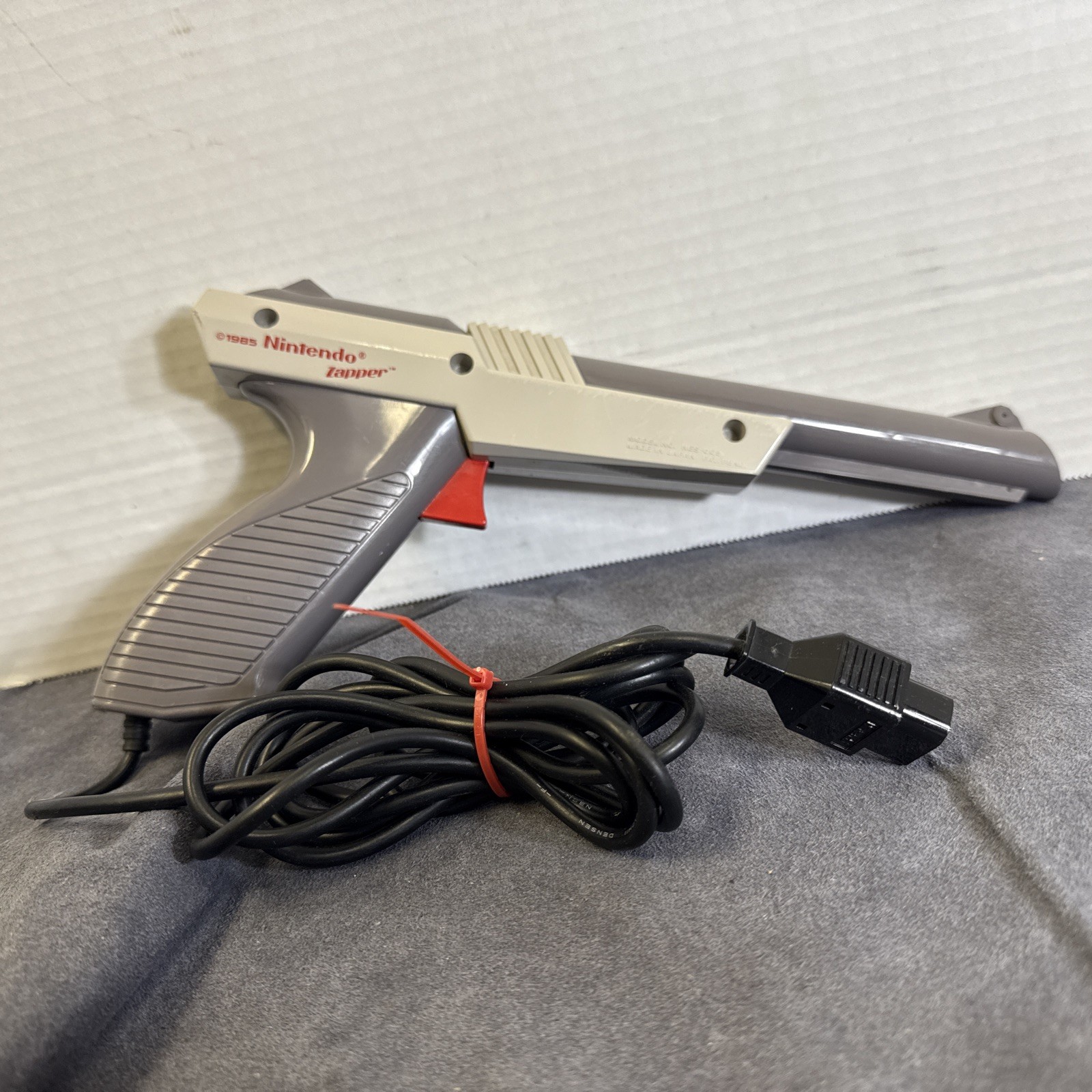 Duck Hunt (Nintendo NES, 1985) IN BOX (MISSING MANUAL) W/ Gray Zapper