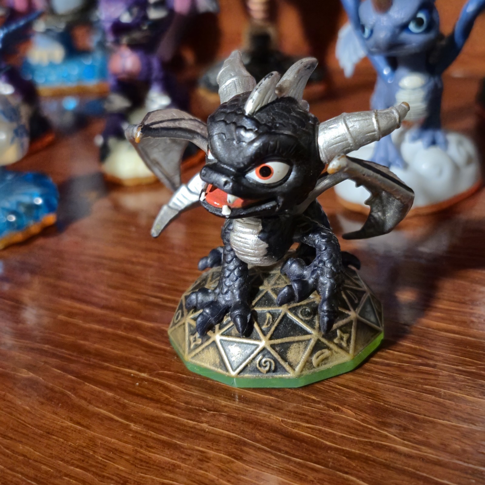 Skylander bulk Action Figurines x 22 includes rare Dark Spyro- *READ DESCRIPTION