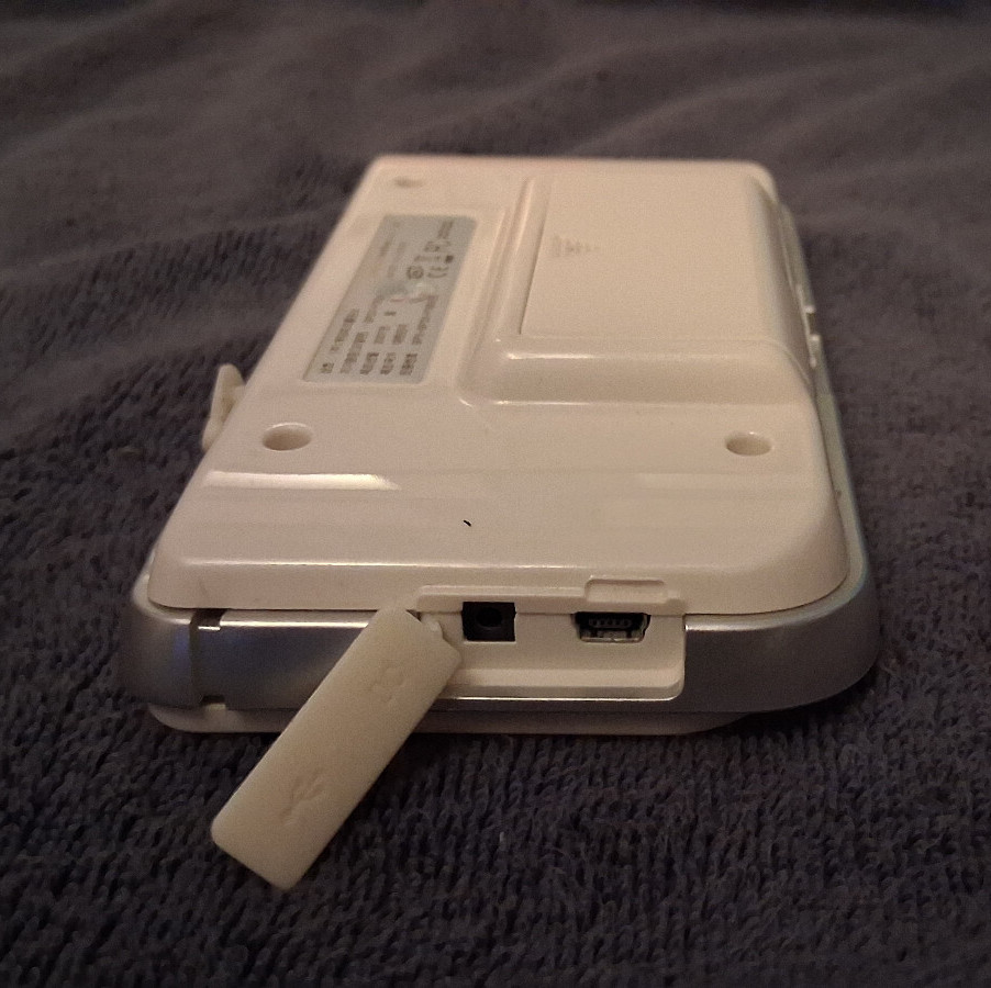 GP2X F-200 Portable Retro Linux Console + TV Output Cradle, working tested
