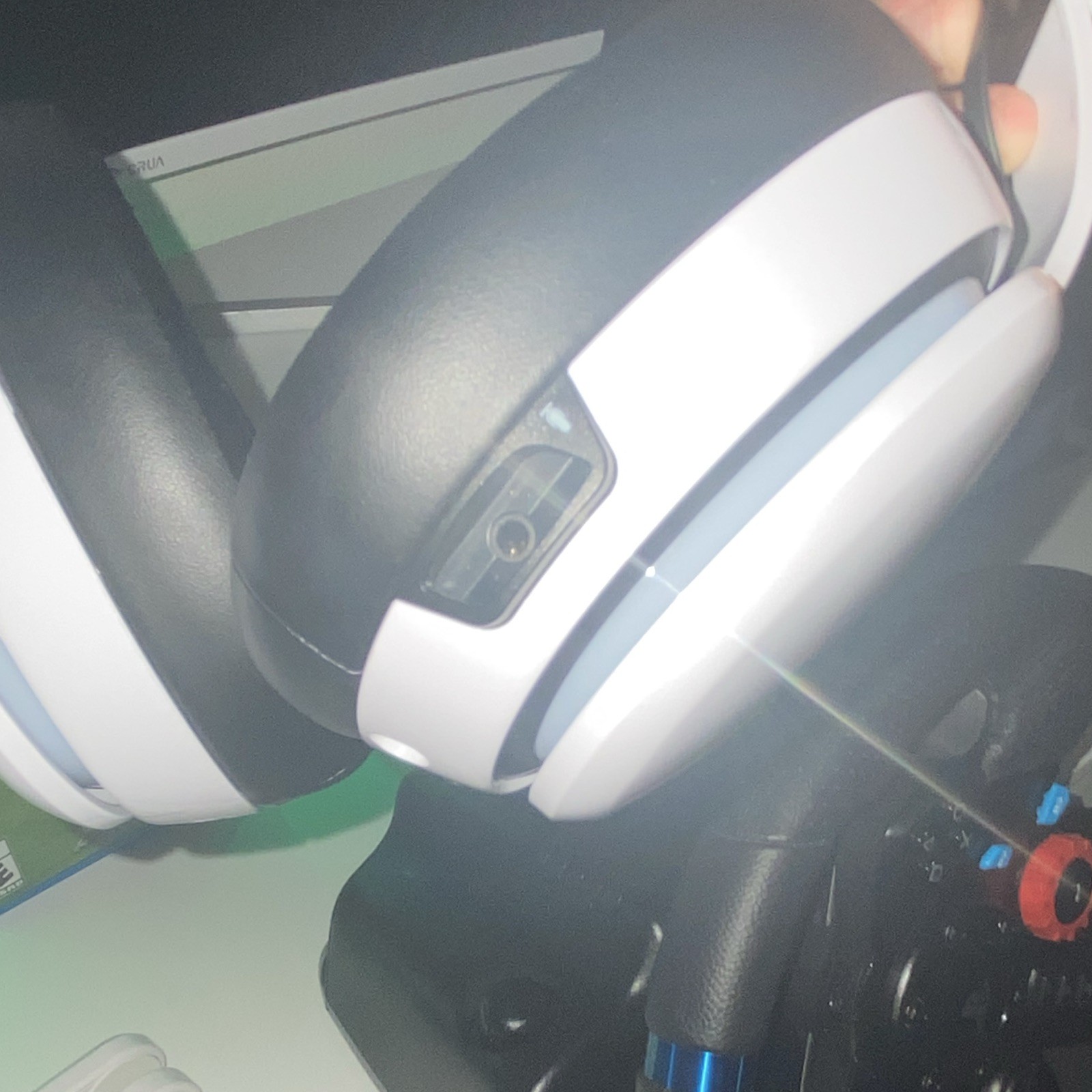 Gtheos captain 300 wireless headset with detachable mice and headset holder.