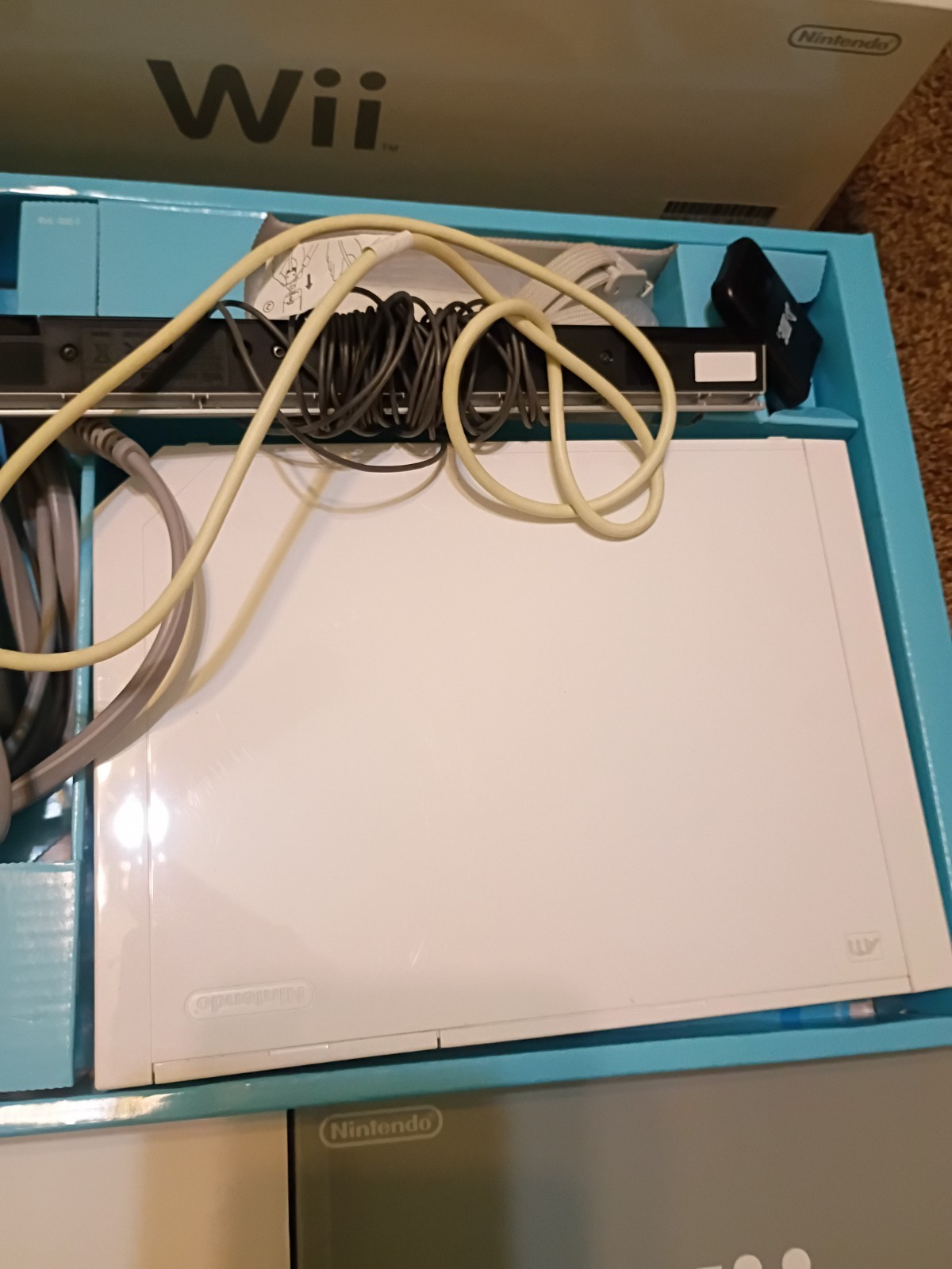 Nintendo Wii Console – White w/original box, cables, remotes, sensors & 4 Games