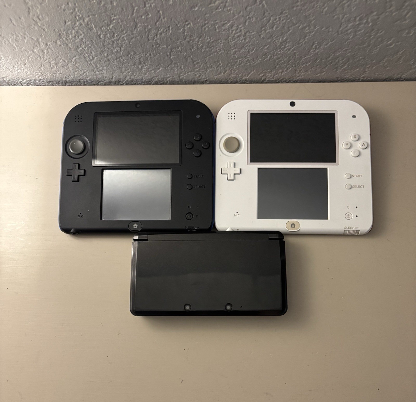 Nintendo 2DS/3DS Handheld Console Lot (3) Black/Blue White/Red Black 3DS