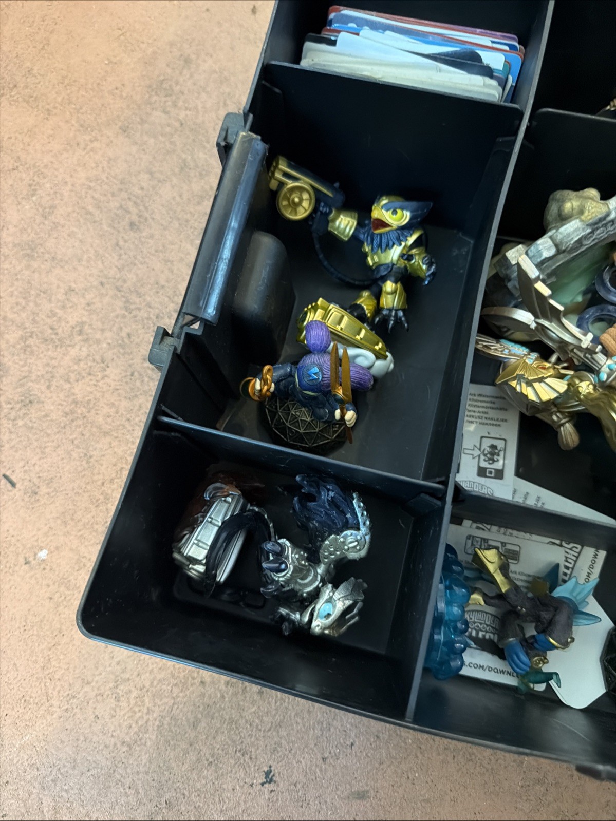 Skylander Lot 75+ Pieces – 3 Carrying Cases.
