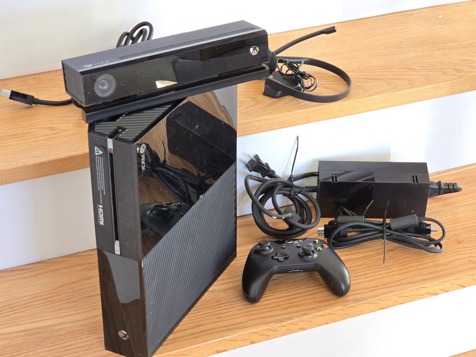Microsoft Xbox One Bundle Model 1540 w/ Kinect 1520 Pwr Supply Cntrl + Headset