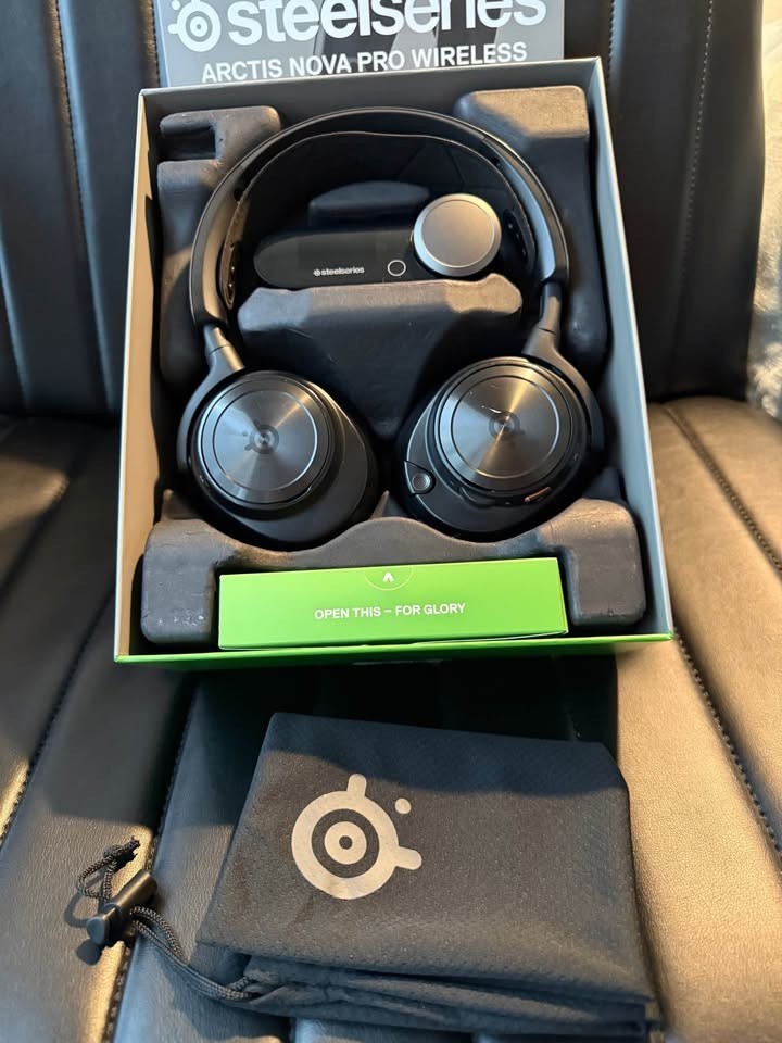 Steel Series Arctic Nova Pro Wireless with box, bag, 2 batteries