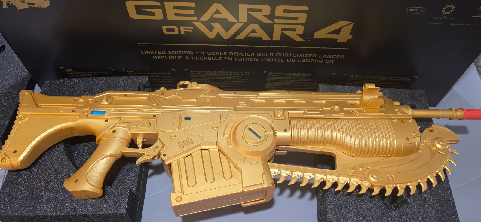Gears of War Life-Size Gold Lancer Replica (no digital code)