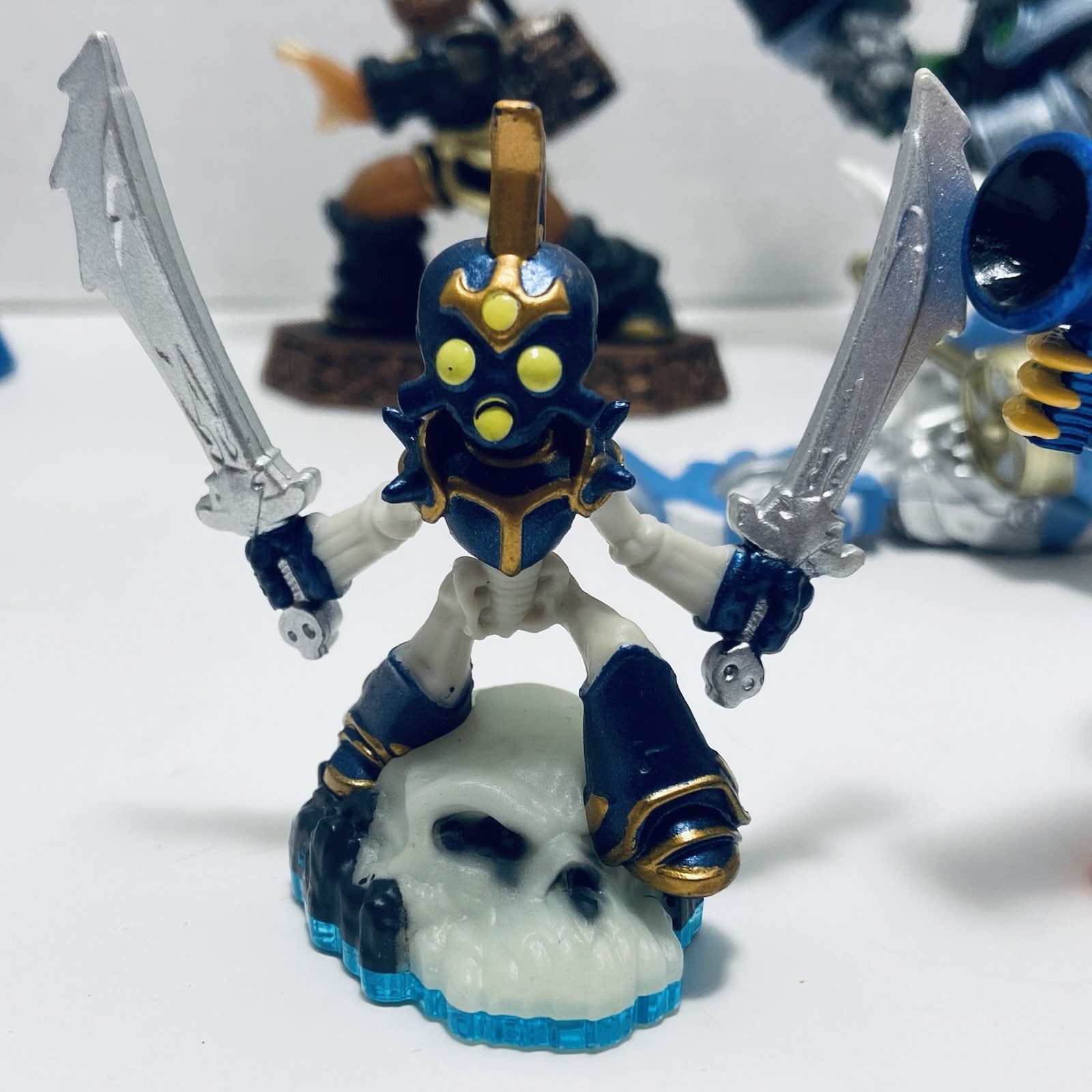 Mixed bundled lot of 11 Skylanders Activision Toy action figures & Vehicles