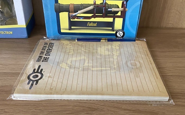 Loot Crate Fallout Crate merch – TM Helmet, Protectron, Notepad set, Broadsider