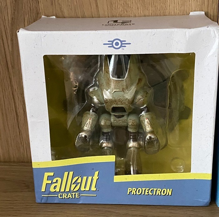 Loot Crate Fallout Crate merch – TM Helmet, Protectron, Notepad set, Broadsider