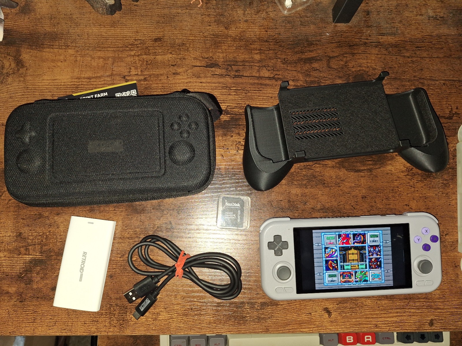 16bitUS Retroid Pocket 4 Pro + 64gb SD Card + Grips + Carrying Case