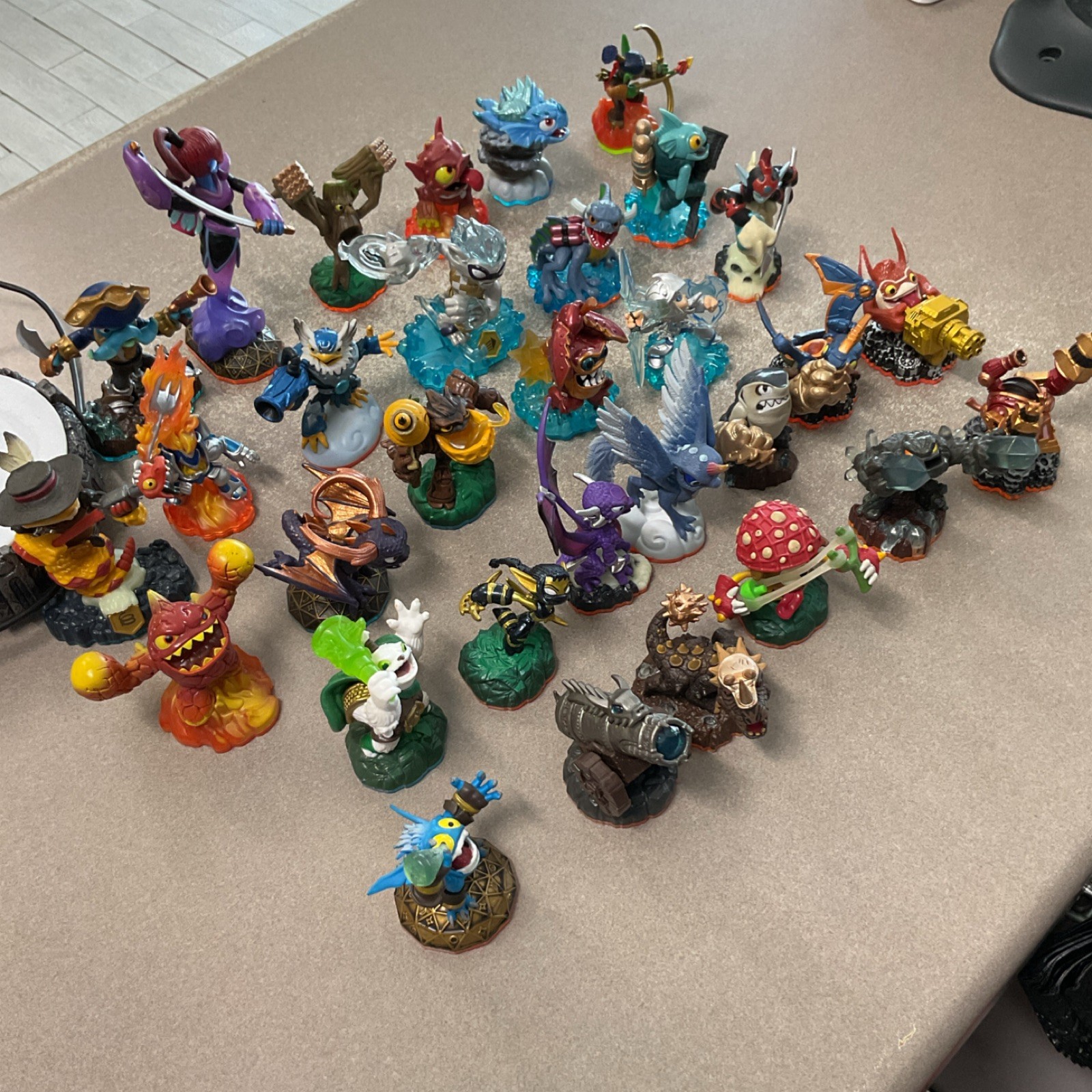 31x Skylanders Character Figure Pack Lot with Portal Accessory, Spyro.