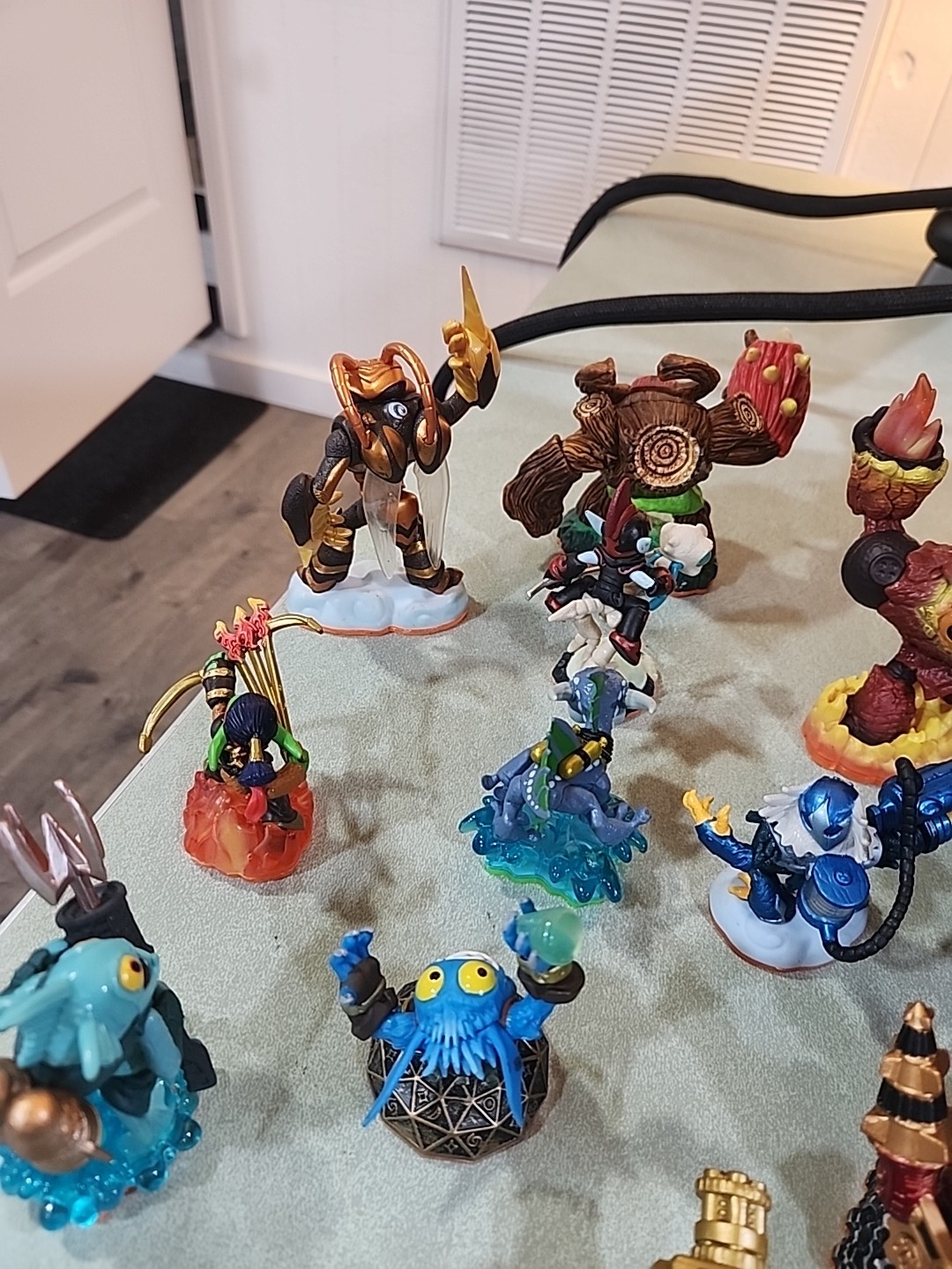 Activision Skylanders Giants Lot of 16 With Carrying Bag and Portal!