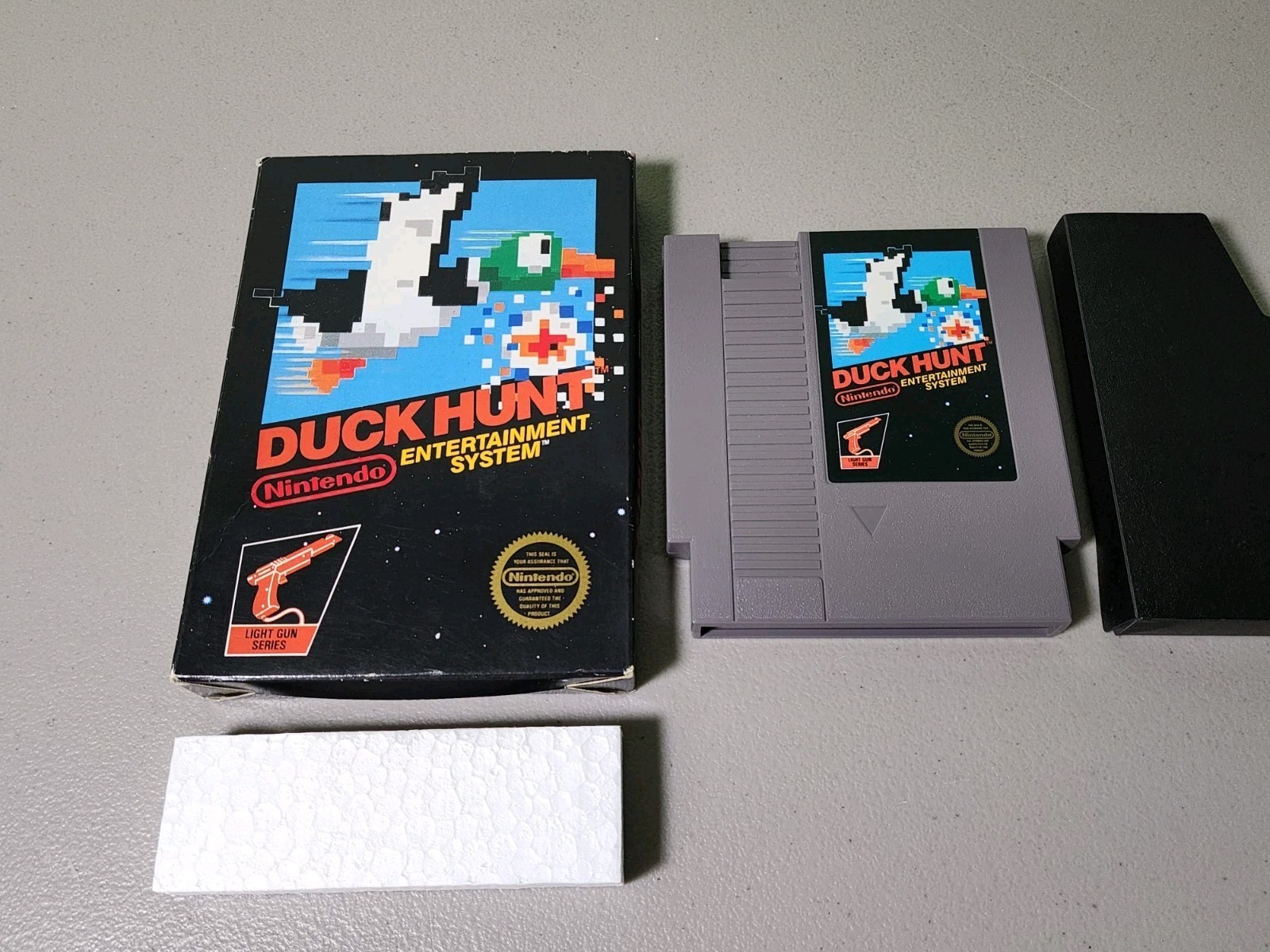 Duck Hunt – Nintendo NES (1985) Game w/ Box Hangtab 5 Screws – Tested