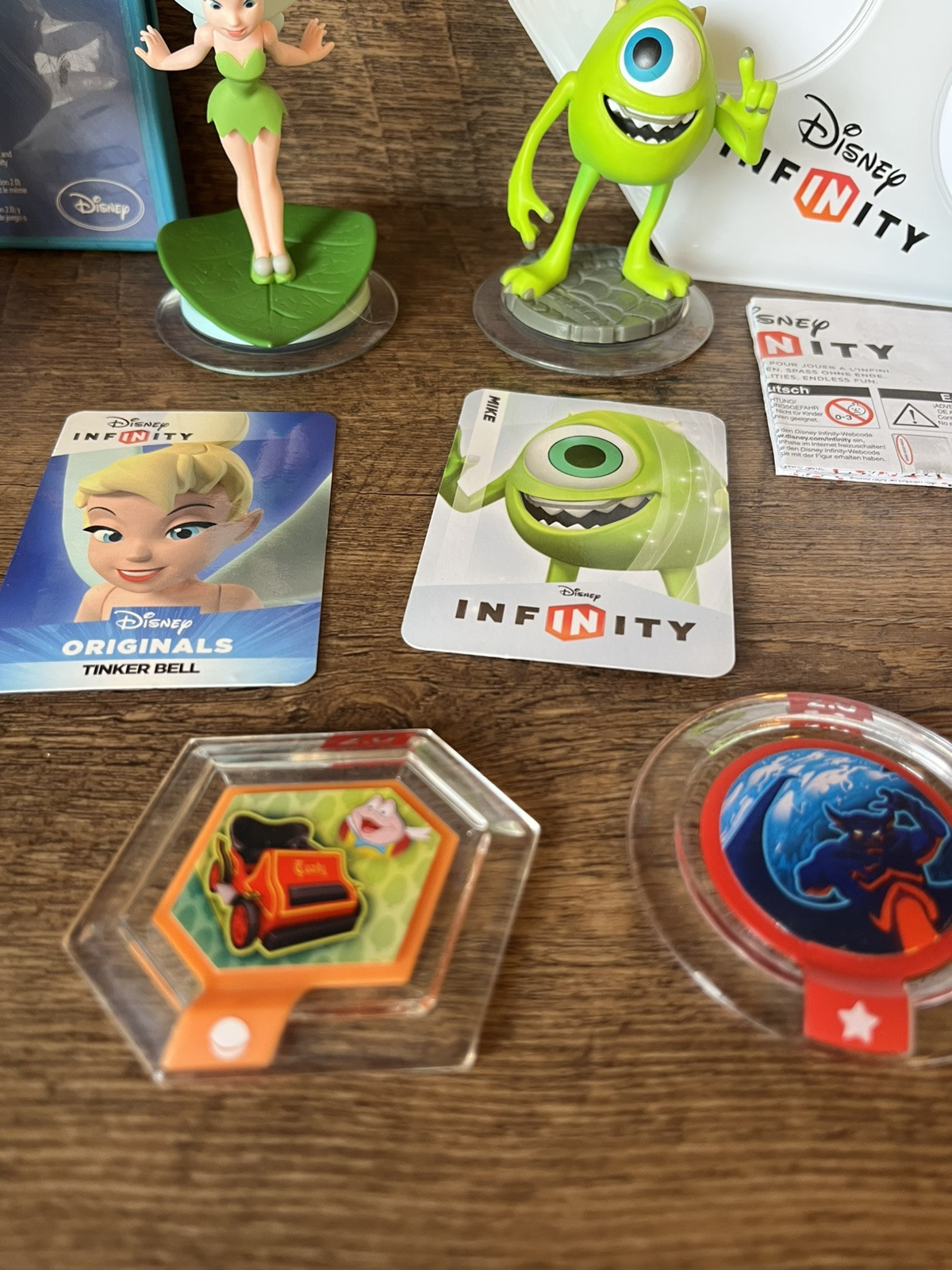 WIIU Disney Infinity Bundle Hulk Tinkerbell Captain America Figures With Base