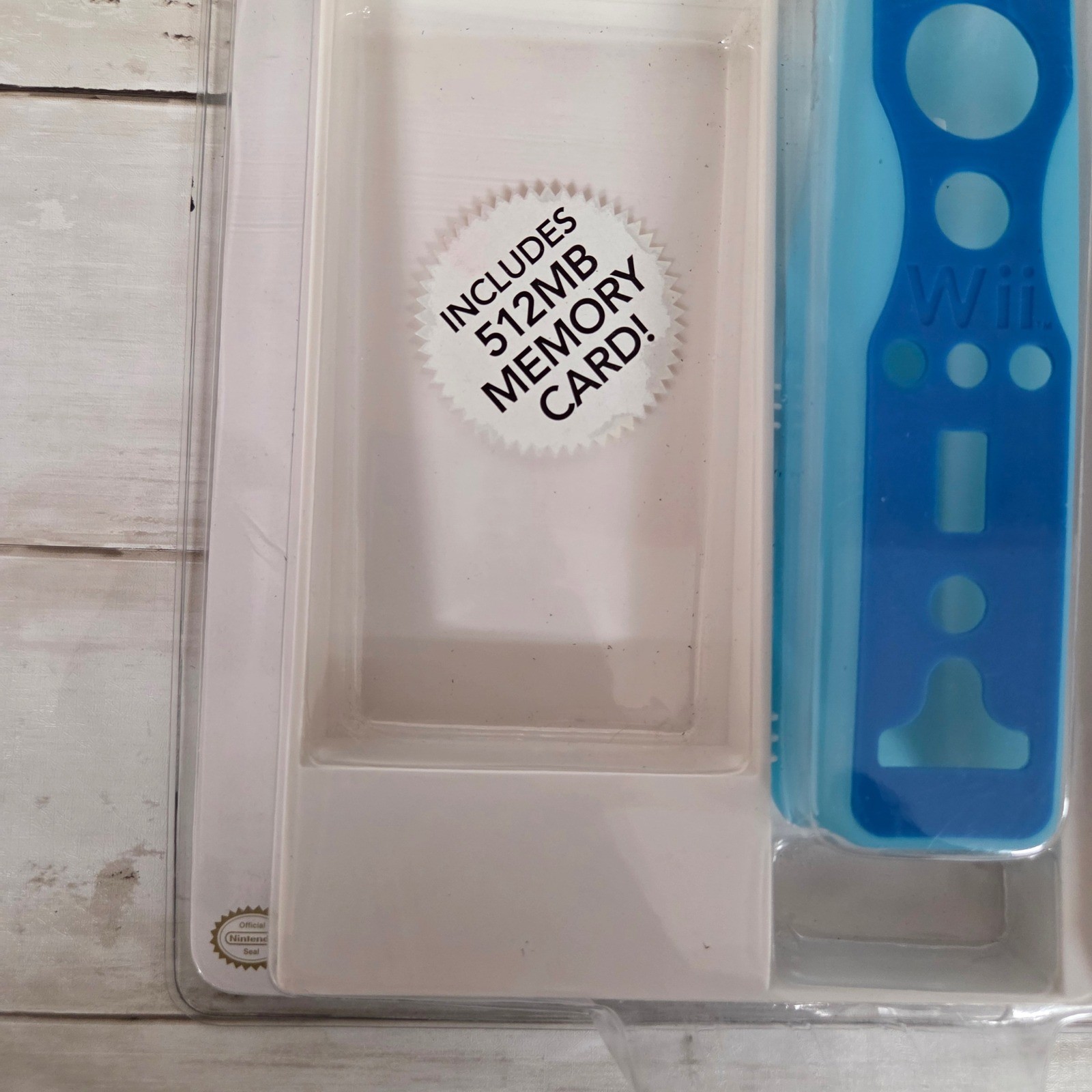 Switch N Carry Storage and Protection Kit Wii White Blue 512MB Memory Card NIB