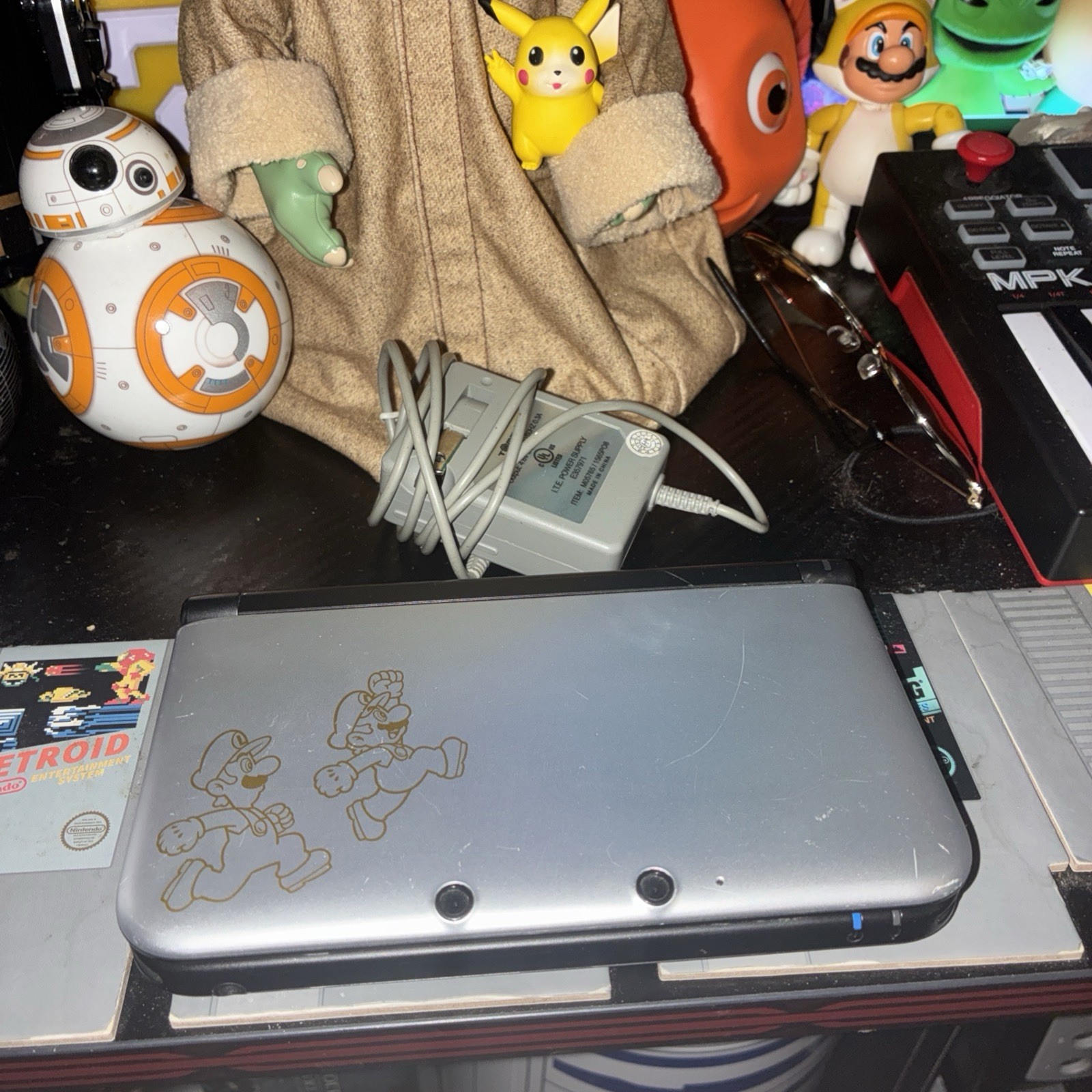 3DS XL Luigi Silver Bundle With 3 Game Lot/ Pokémon Sun, Animal Cro, fire Emblem