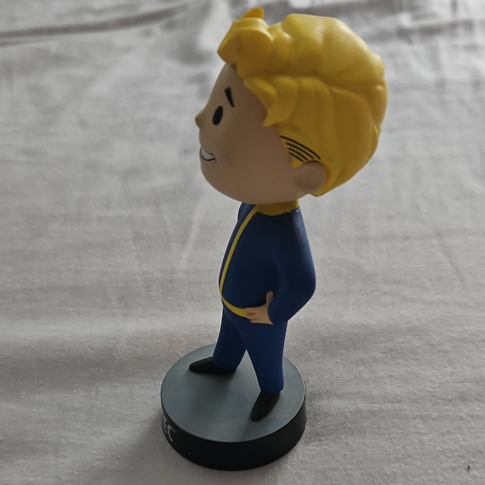 Fallout 4 Vault Boy 111 bobblehead Figure w/ Vault-Tec Base 2015