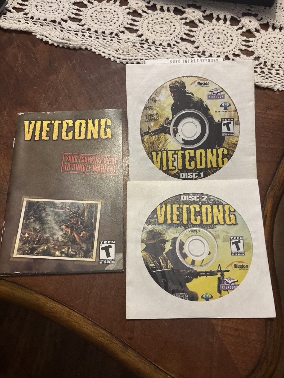 Vietcong (PC, 2003) – 2-Disc Set with Original “Essential Guide” Manual